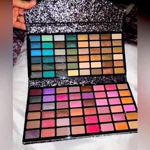 NWT Bebe 96 pc eyeshadow beauty clutch